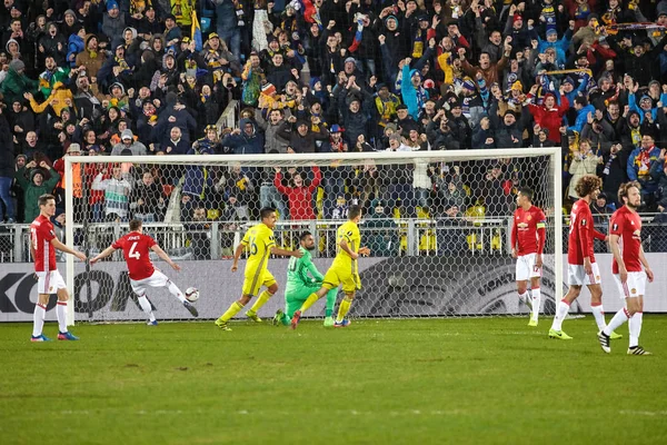 Objetivo contra el Manchester United. Momentos de juego en el partido 1 / 8 final de la Europa League — Foto de Stock