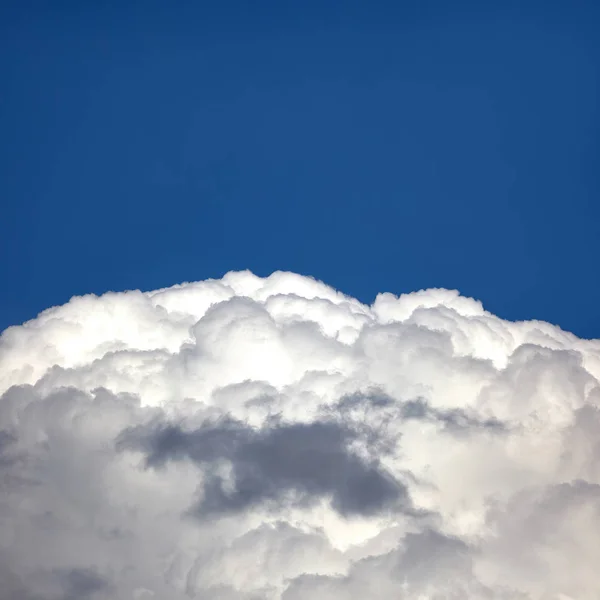 Cielo blu con grande nuvola — Foto Stock