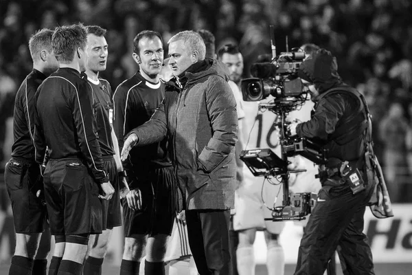 Jose Mourinho és a bírók, a játék pillanatok match1/8 döntőben a Bajnokok Ligájában — Stock Fotó