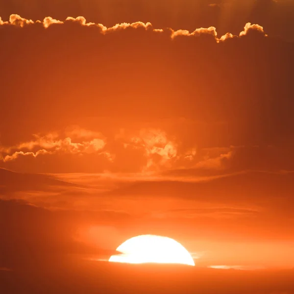 Tramonto dietro le nuvole, cielo arancione. bellissimo tramonto — Foto Stock