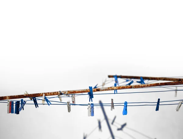 Цветные прищепки, висящие на веревке. канат для сушки одежды — стоковое фото