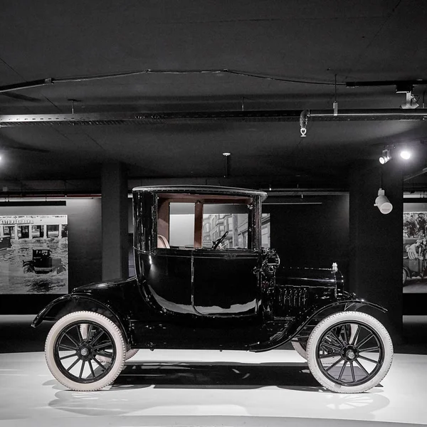 Ford Model T. Classic Car exhibition/ Heydar Aliyev Center, Baku — Stock Photo, Image