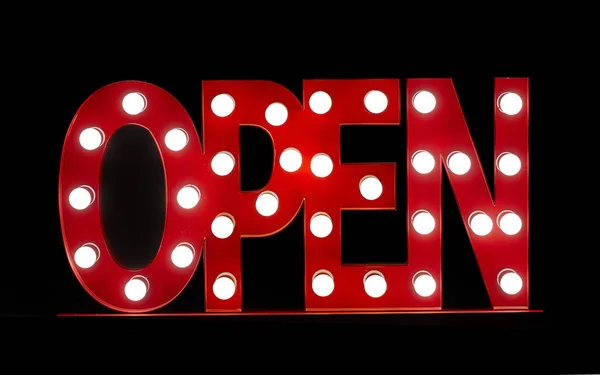 Signo abierto. signo de negocio que dice 'Pasa, estamos abiertos' —  Fotos de Stock