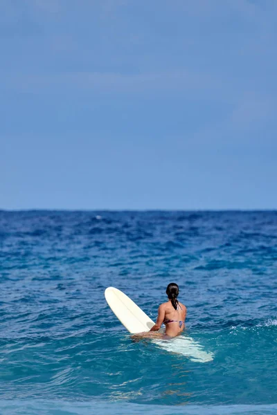 Surfer κορίτσι σας περιμένουν για ένα κύμα — Φωτογραφία Αρχείου
