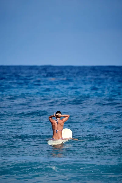 Surfer fată de așteptare pentru un val — Fotografie, imagine de stoc