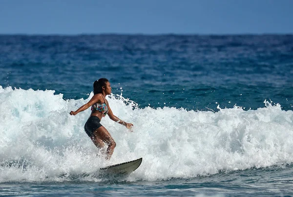 Surfer szkoły. Piękna młoda kobieta w strój kąpielowy. Surfer na fali — Zdjęcie stockowe