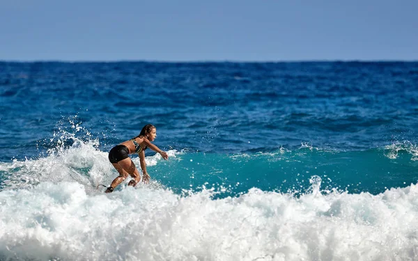 Escola de Surfista. Uma bela jovem de fato de banho. Surfista na onda — Fotografia de Stock