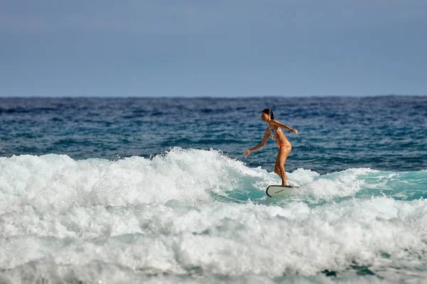 Escola de Surfista. Uma bela jovem de fato de banho. Surfista na onda — Fotografia de Stock