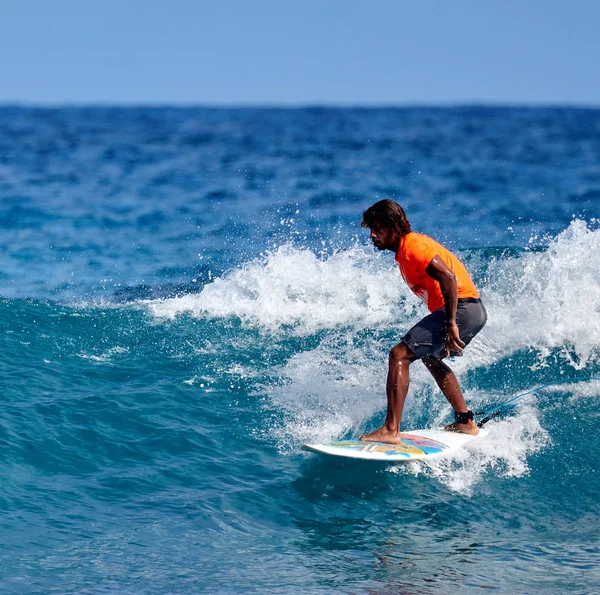 Surfista profissional, surfando uma onda . — Fotografia de Stock