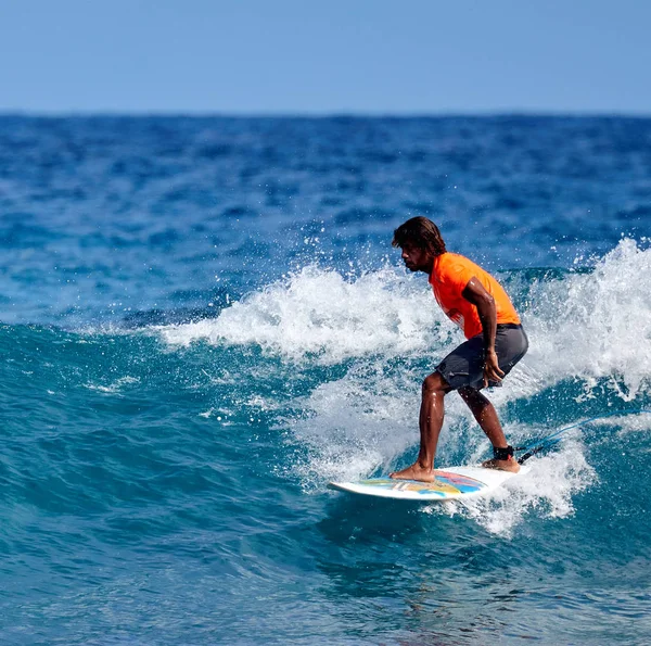 Surfer profesjonalne, surfowanie na fali. — Zdjęcie stockowe