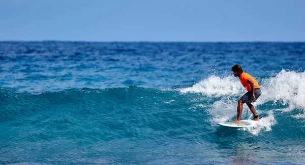 Surfista profesional, surfeando una ola . — Foto de Stock