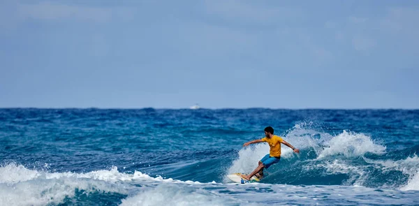 Bir dalga sörf profesyonel sörfçü. — Stok fotoğraf