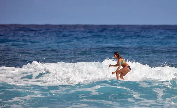 Surfař škola. Krásná mladá žena v plavkách. Surfující na vlně Royalty Free Stock Obrázky