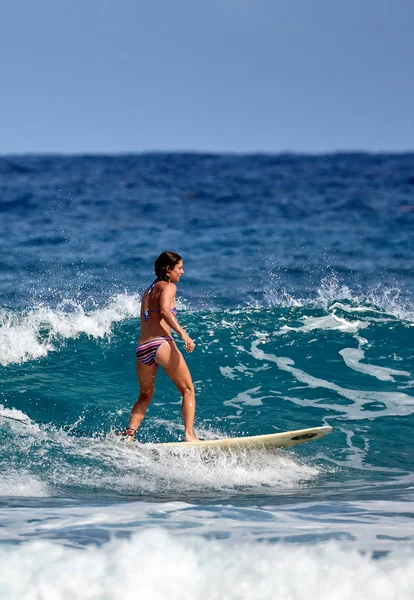 Surfař škola. Krásná mladá žena v plavkách. Surfující na vlně Stock Snímky