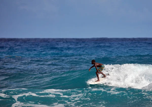 Escuela de surf. Surfista en la ola. hermosa ola oceánica . — Foto de Stock