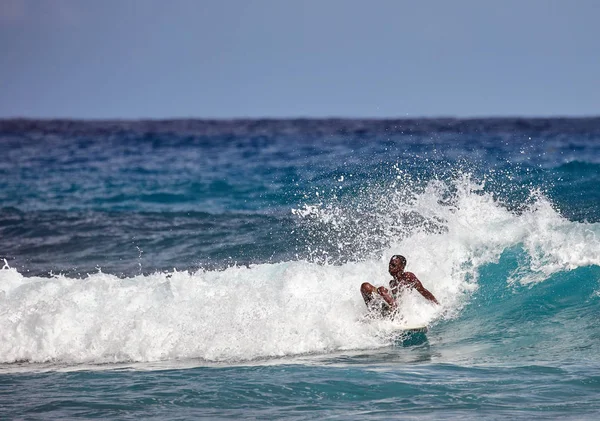 Scuola di surf. Surfista sull'onda. bella onda dell'oceano . — Foto Stock