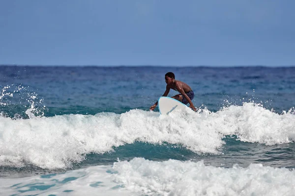 Scuola di surf. Surfista sull'onda. bella onda dell'oceano . — Foto Stock