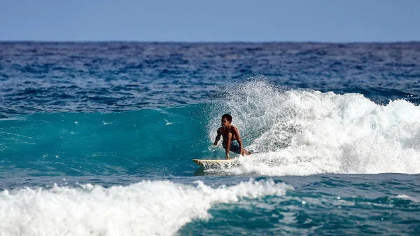 Surferschule. Surfer auf der Welle. schöne Meereswelle. — Stockfoto