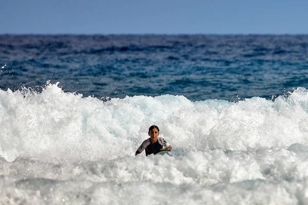 Scuola di surf. Surfista sull'onda. bella onda dell'oceano . — Foto Stock