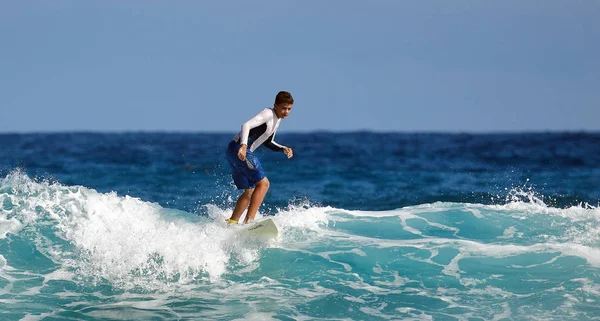 Escola de Surfista. Surfista na onda. bela onda oceânica . — Fotografia de Stock