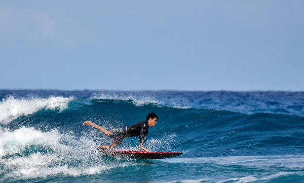 Escuela de surf. Surfista en la ola. hermosa ola oceánica . — Foto de Stock