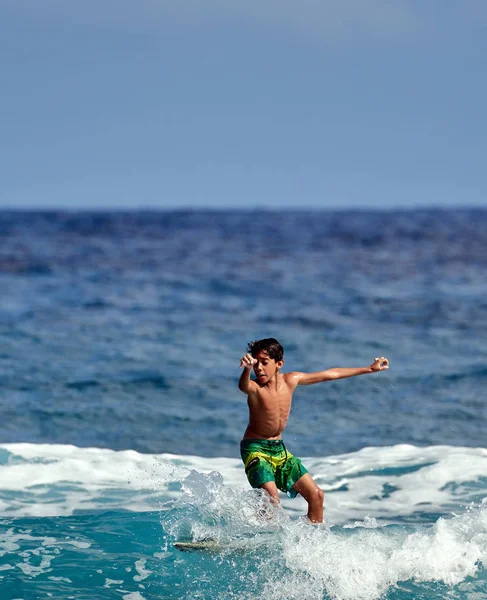 Escola de Surfista. Surfista na onda. bela onda oceânica . — Fotografia de Stock