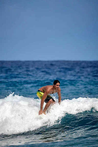 Surfař škola. Surfující na vlně. krásné ocean wave. — Stock fotografie