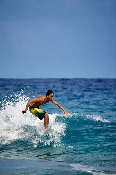 Школа серфинга. Сёрфер на волне. красивая океанская волна . — стоковое фото