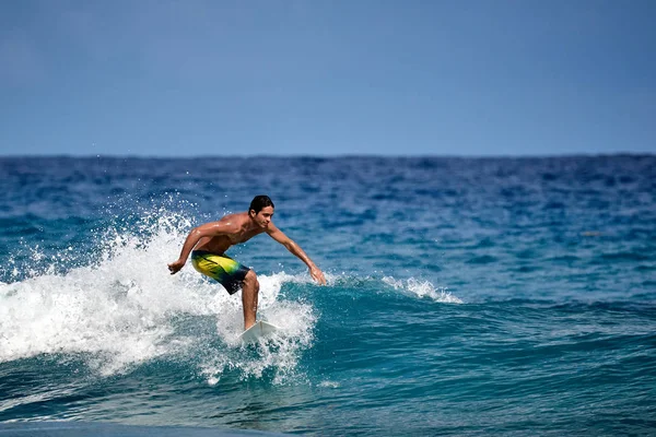 Scuola di surf. Surfista sull'onda. bella onda dell'oceano . — Foto Stock