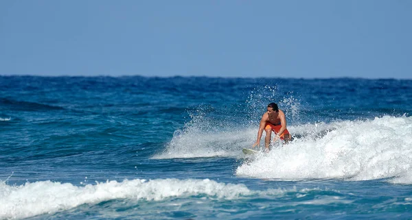 Scuola di surf. Surfista sull'onda. bella onda dell'oceano . — Foto Stock