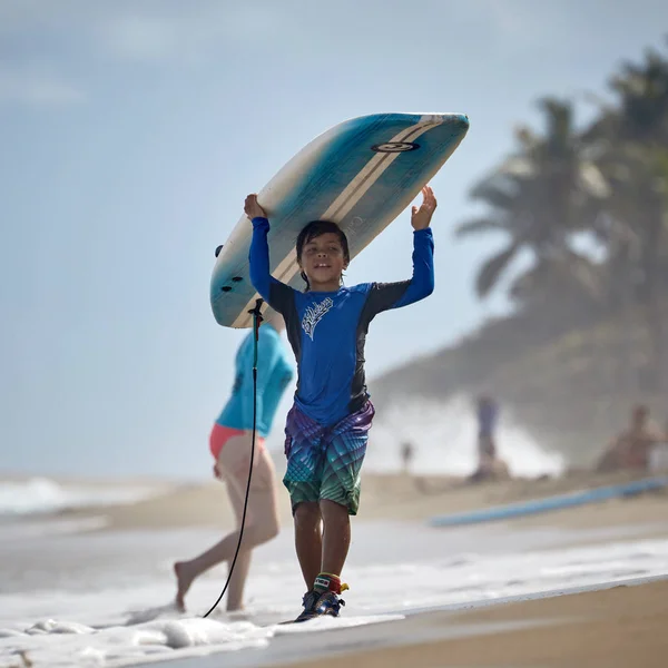 Мальчик с доской на пляже. молодой серфер. Школа серфинга . — стоковое фото