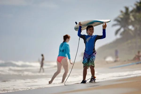 Rapaz com tábua na praia. jovem surfista. Escola de Surfista . — Fotografia de Stock