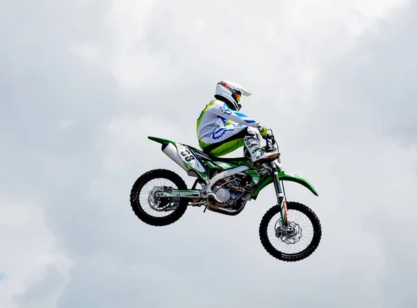 Jinete profesional en la FMX (Freestyle Motocross ) — Foto de Stock