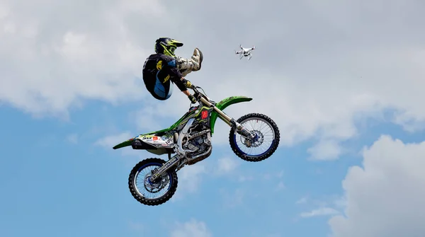 Jinete profesional en la FMX (Freestyle Motocross ) — Foto de Stock