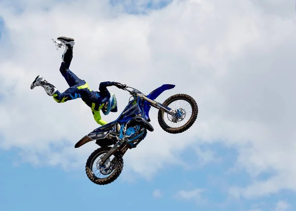 Cavaleiro profissional no FMX (Freestyle Motocross) fazer um acro — Fotografia de Stock