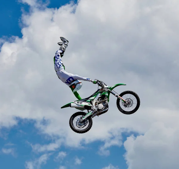 Piloto profissional no FMX (Freestyle Motocross ) — Fotografia de Stock