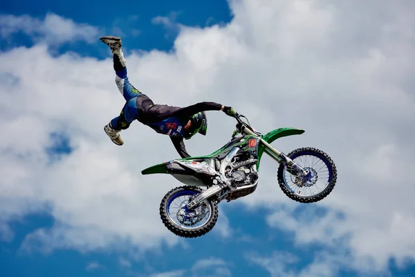 Jinete profesional en la FMX (Freestyle Motocross ) — Foto de Stock