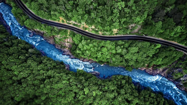 Vue aérienne de la rivière Mountain et de la route. Gorges de montagne — Photo