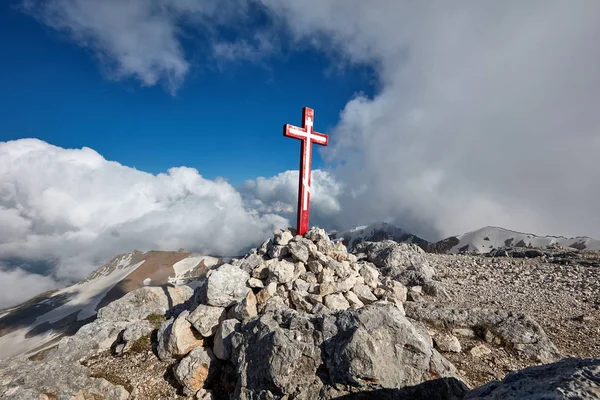Dřevěný kříž na vrcholu hory. Horská krajina nad mraky — Stock fotografie