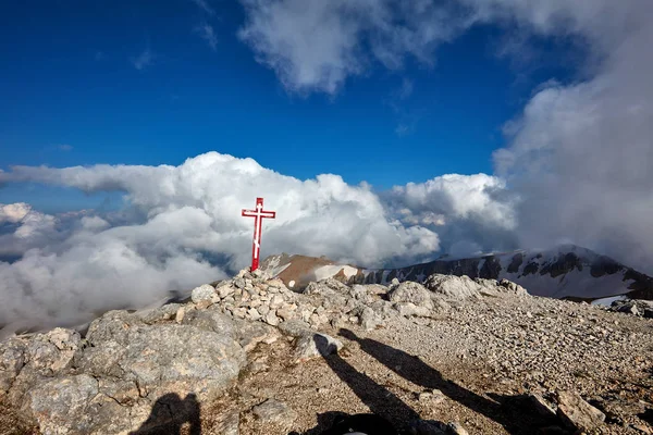 山の上に木製の十字架。雲の上の山の風景 — ストック写真