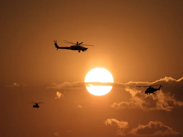 Militär attackhelikopter på himlen. Grupp stridshelikoptrar — Stockfoto