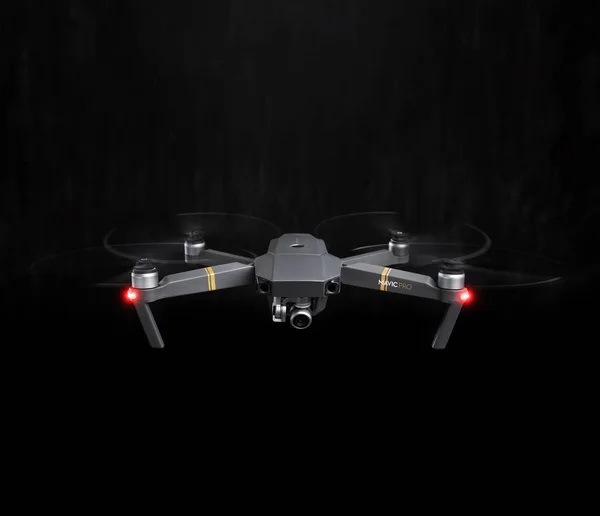 Dji Mavic Pro drone - vliegen in het donker, op zwarte achtergrond. — Stockfoto