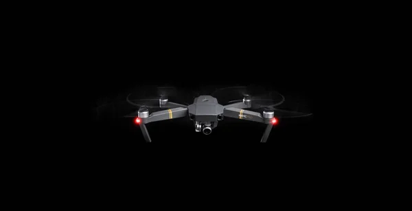 Dji mavic pro drone - fliegen im Dunkeln, auf schwarzem Hintergrund. — Stockfoto