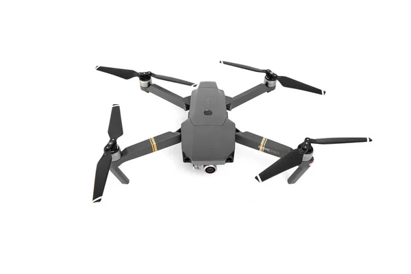 DJI Mavic Pro drone em voo, sobre fundo branco. Um dos drones mais portáteis — Fotografia de Stock