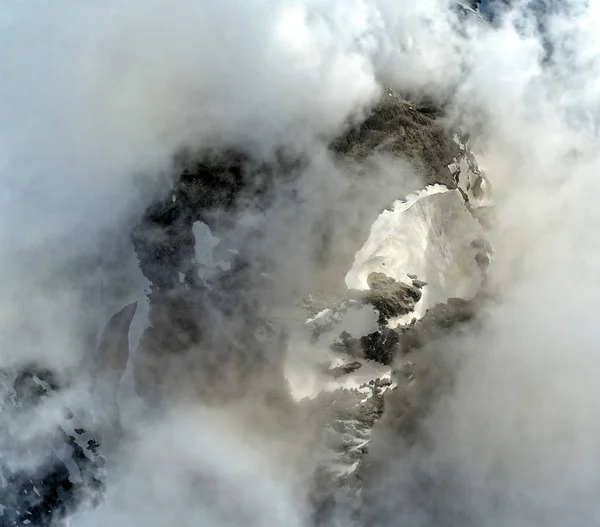 Bergstopp i moln. vyn från toppen. skytte från luften — Stockfoto