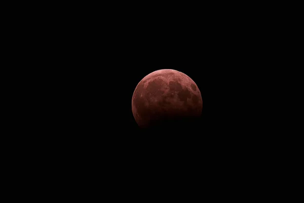 Лунное затмение. кровавая луна 07.08.2017 — стоковое фото