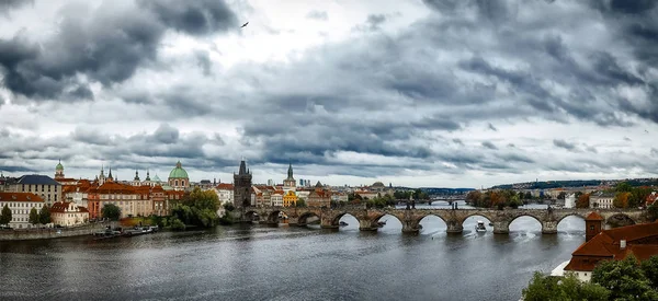Вид с воздуха на Старый город и мосты через реку Влтаву в Праге — стоковое фото