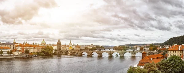 Letecký pohled na staré město a mosty přes řeku Vltavu v Praze — Stock fotografie