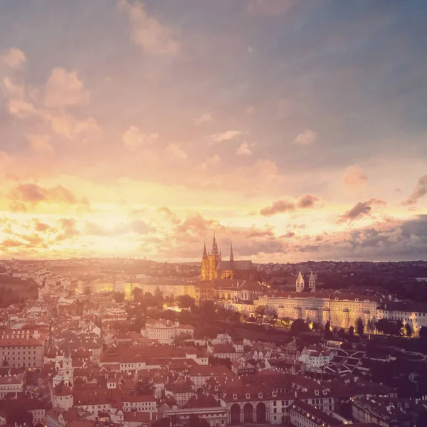 Krásný západ slunce letecký pohled pražský magistrát, panoramatický pohled — Stock fotografie