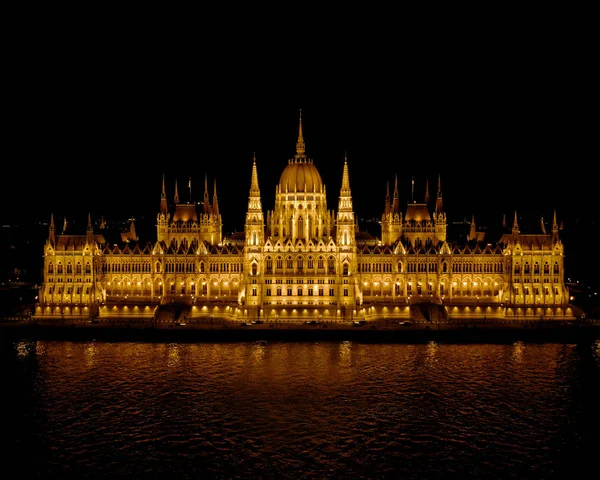 Parlement de Budapest en Hongrie la nuit sur le Danube . — Photo